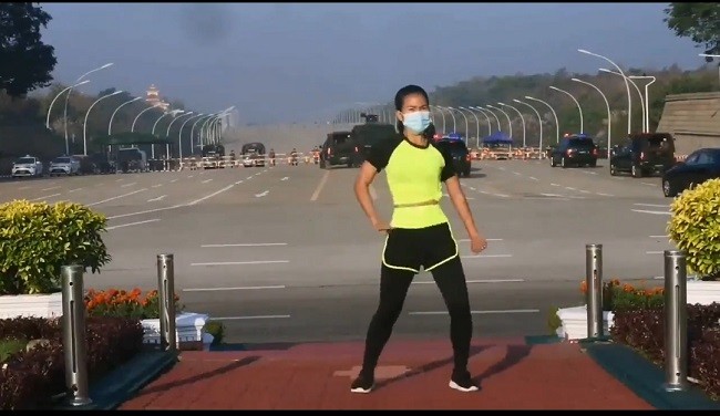 Gak Ada Takutnya, Perempuan Myanmar Ini Senam 'Ampun Bang Jago' di Tengah Kudeta Militer
