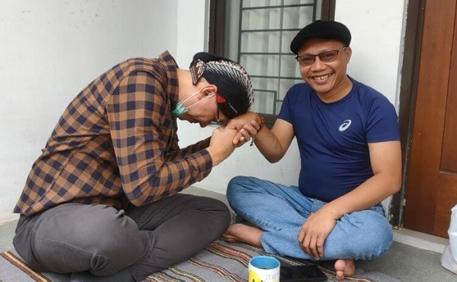 Cium Tangan, Abu Janda Minta Maaf ke Ketum PP Pemuda Muhammadiyah