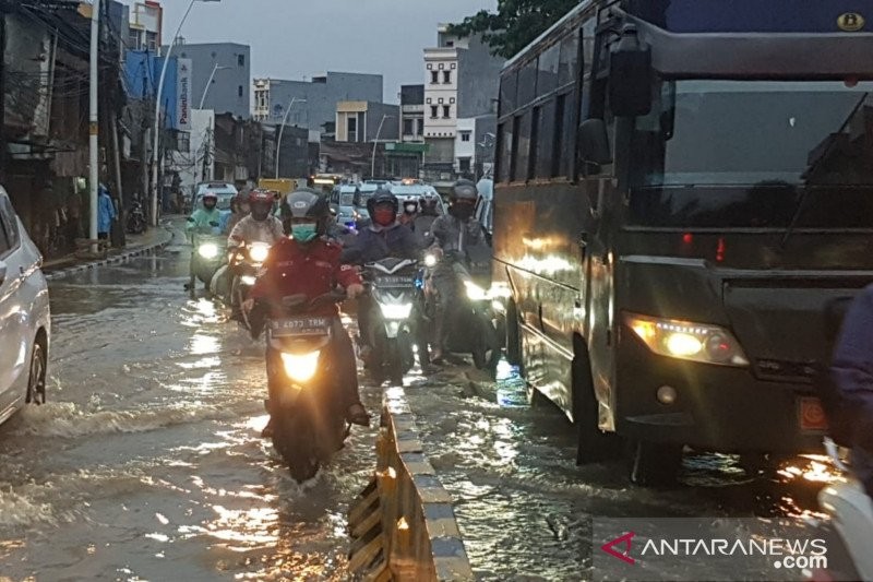 Jalan Terendam Air, Arus Lalin di Jatinegara Barat Tersendat
