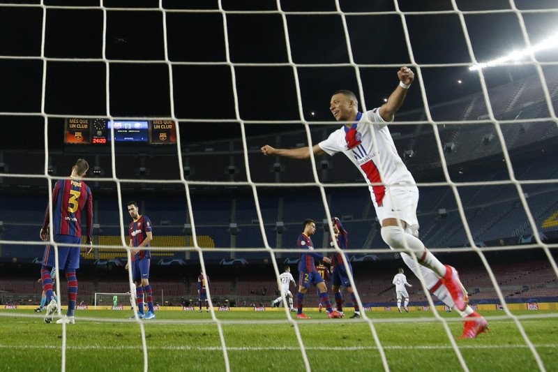 PSG Kalahkan Barcelona 4-1, Mbappe Cetak Hattrick
