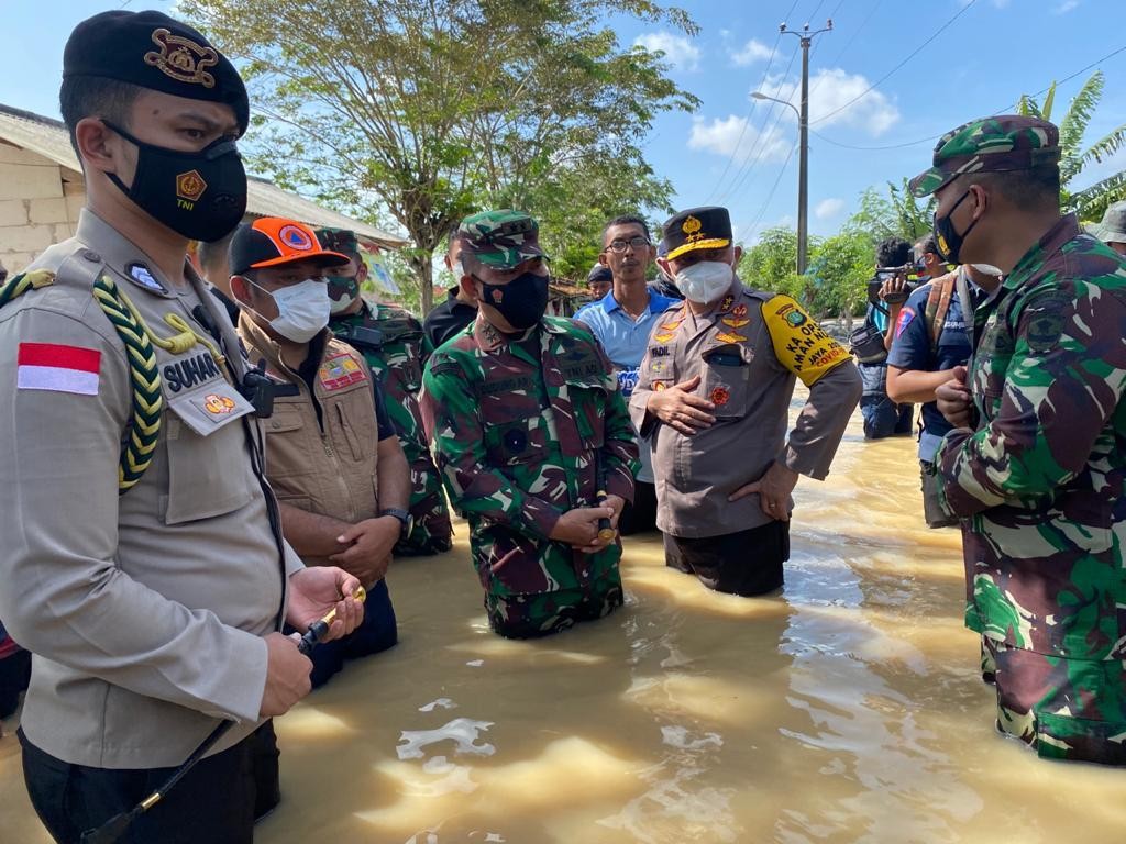Tanggul Citarum di Bekasi Jebol, Polda Metro Bentuk Dapur Umum dan Beri Bantuan