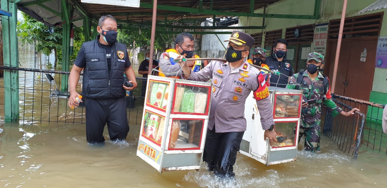 Hibur Korban Banjir, Kapolsek Kembangan Pikul Gerobak dan Bagikan Roti ke Warga