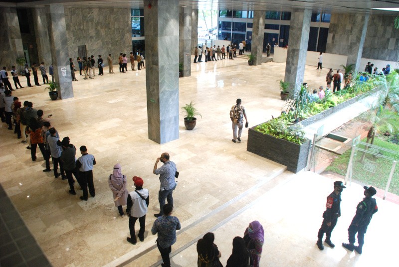 Antri Panjang Peserta Vaksin Di DPR