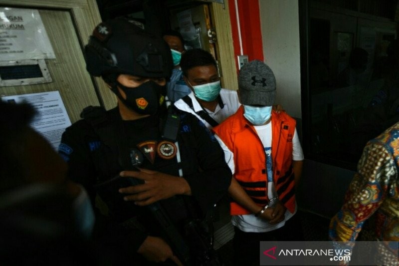 Wabup OKU ke Lokasi Pelantikan Gunakan Baju Tahanan dan Tangan Diborgol