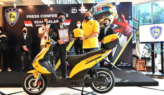 Bamsoet Kukuhkan Atta Halilintar Sebagai Presiden Komunitas Motor Listrik Indonesia (KMLI)