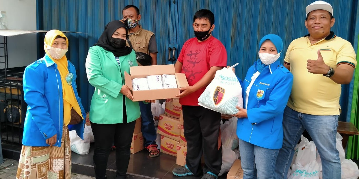 Peduli Korban Banjir, PC Fatayat NU dan KNPI Salurkan Ratusan Sembako dan Masker