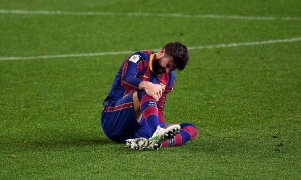 Bek Andalan Barcelona Cidera