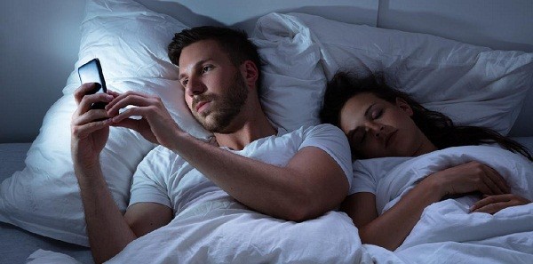 Peringatan Untuk Wanita, Ini Ciri-Ciri Pria Berselingkuh