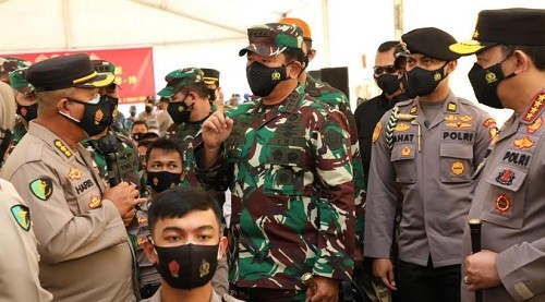 Bareng Kapolri, Panglima TNI Tinjau Vaksinasi Prajurit TNI dan Anggota Polri