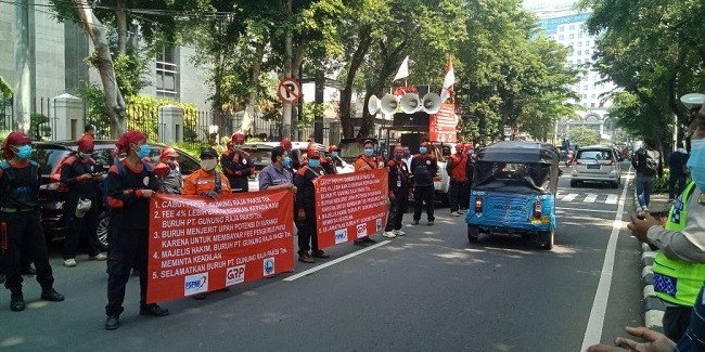 Demo di PN Jakarta Pusat, Buruh Desak PKPU PT Gunung Raja Paksi Dicabut