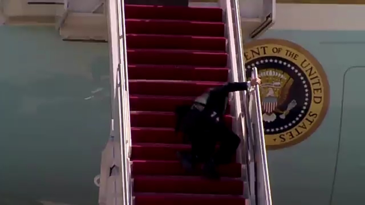 Presiden Amerika Kepleset di Karpet Merah