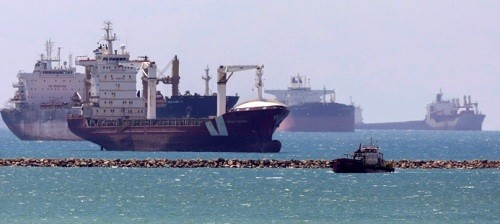 400 Kapal Ngantri Untuk Melewati Terusan Suez