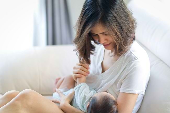 Ini Cara Mengatasi Bayi  yang Suka Gigit Puting Susu