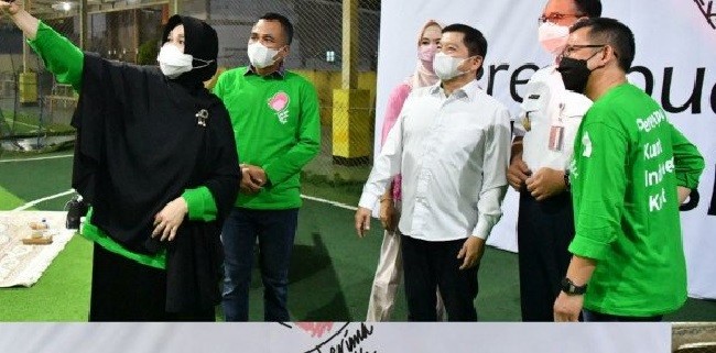 Hari Kartini, Ketum PPP dan Anies Baswedan Bagikan Gerobak ke Ibu Penjual Sayur