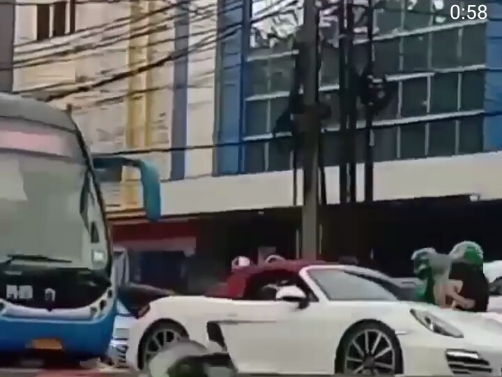 Polisi Selidiki Identitas Pengemudi Porsche yang Halangi Busway di Gandaria