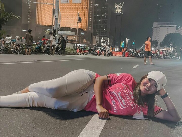 Persija Juara Piala Menpora, Pose Jess Amalia di Atas Jalan Raya Jadi Sorotan
