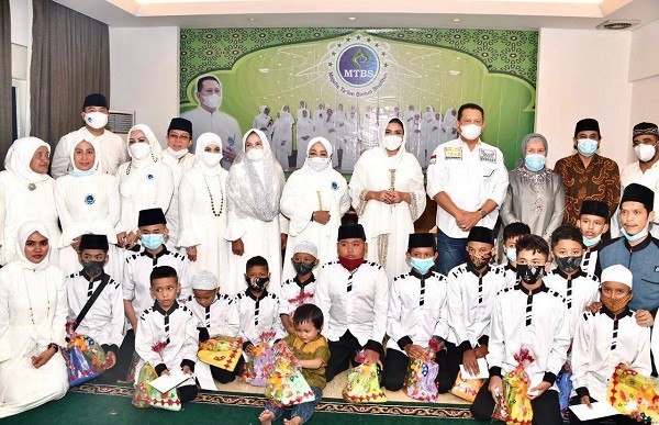 Bersama Majelis Ta'lim Baitus Solihon, Ketua MPR RI Berikan Santunan Anak Yatim