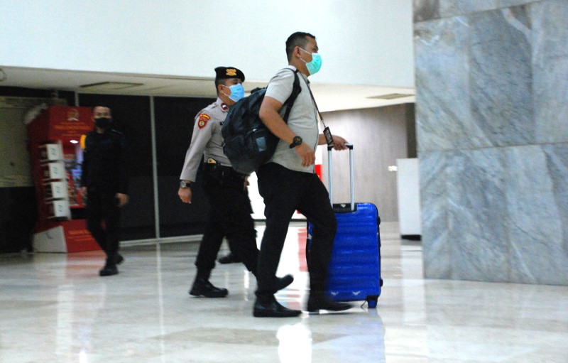 Petugas KPK Bawa Koper Biru dari Ruang Azis Syamsudin