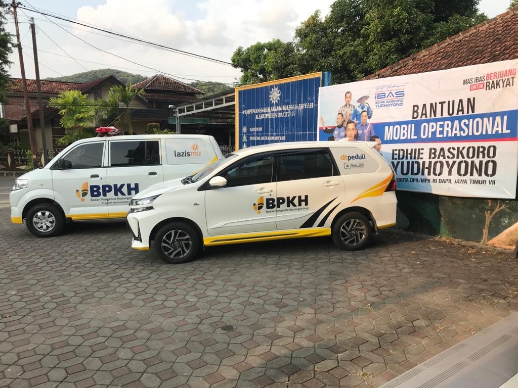 Tunjang Kebutuhan Masyarakat, Ibas Salurkan Bantuan Ambulans