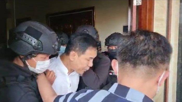 Mabes Polri Kebanjiran Karangan Bunga Usai Tangkap Munarman, Pengamat: Dukungan Masyarakan