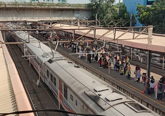 Pengumuman! Mulai Sore Ini, KRL Tak Berhenti di Stasiun Tanah Abang 