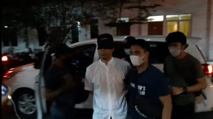 Pengamat Sebut Arogansi Polisi Tampak Pada Video Penangkapan Munarman