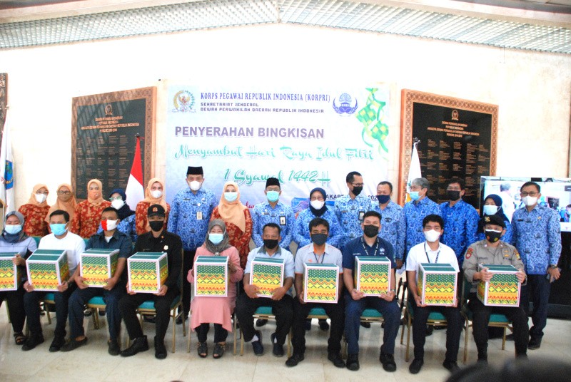 KORPRI DPD RI Bagikan Bingkisan Sembako Kepada Staf Dan Pegawai