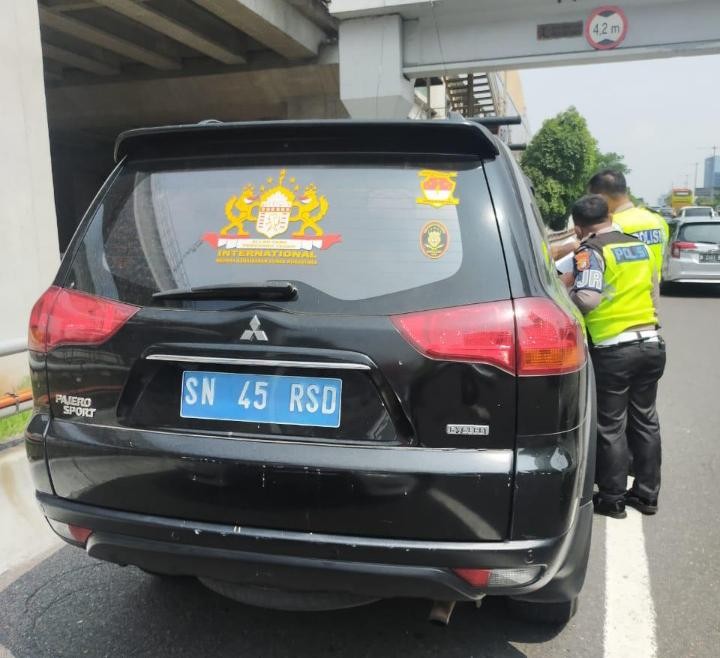 Polisi Amankan Mobil Pajero Berplat Negara Sunda Nusantara di Tol Cawang