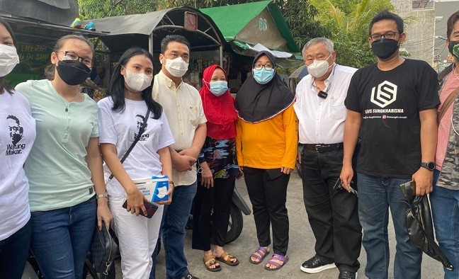 Bersama Aktivis Lieus Sungkharisma Wagub DKI Bagikan Bingkisan Lebaran untuk Warga Miskin