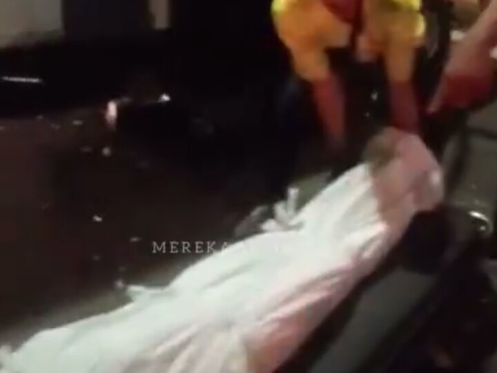 Ambulans Ditabrak Mobil Boks di Depan Polda Metro, Jenazah Mental ke Jalan