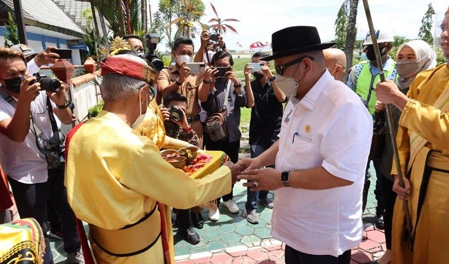 Tiba di Tarakan, Ketua DPD RI Disambut Prosesi Adat Tepung Tawar