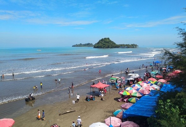 Wow... Pantai Air Manis di Padang Mulai Disambangi Wisatawan