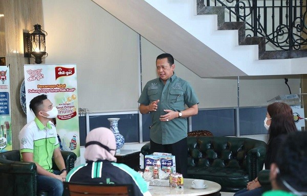 Bamsoet Serahkan Paket Bantuan Susu kepada Pengemudi Ojek Online