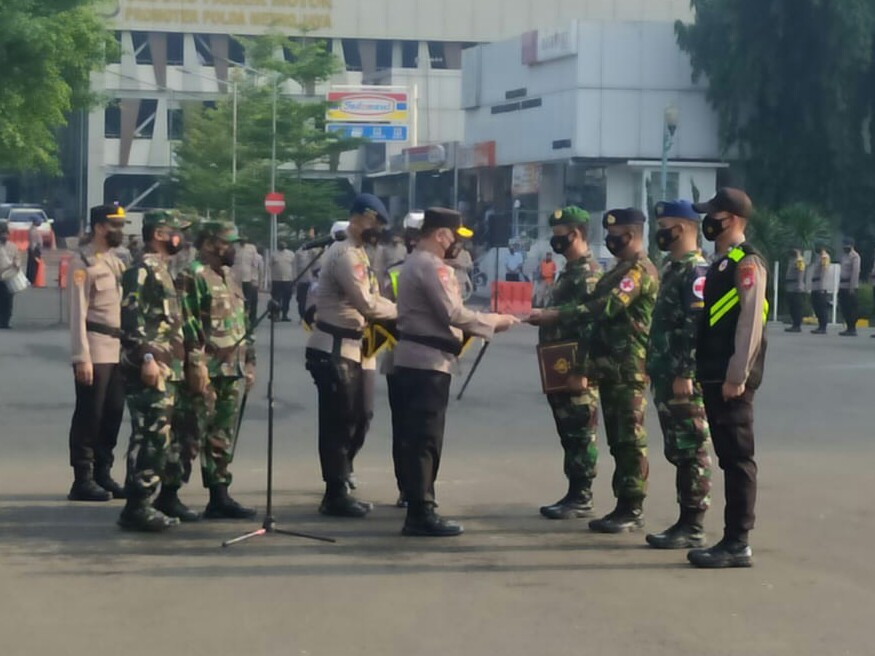 Optimal dalam Tugas Penyekatan, Kapolda Metro Beri Penghargaan ke Ratusan Personel TNI, Polri dan Nakes