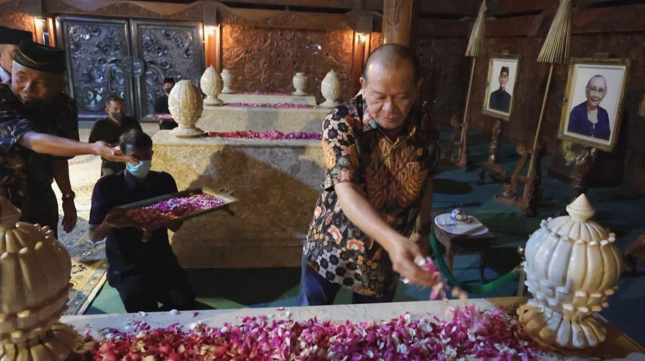 Ketua DPD RI Ziarah ke Makam Pangeran Sambernyawa dan Presiden Soeharto