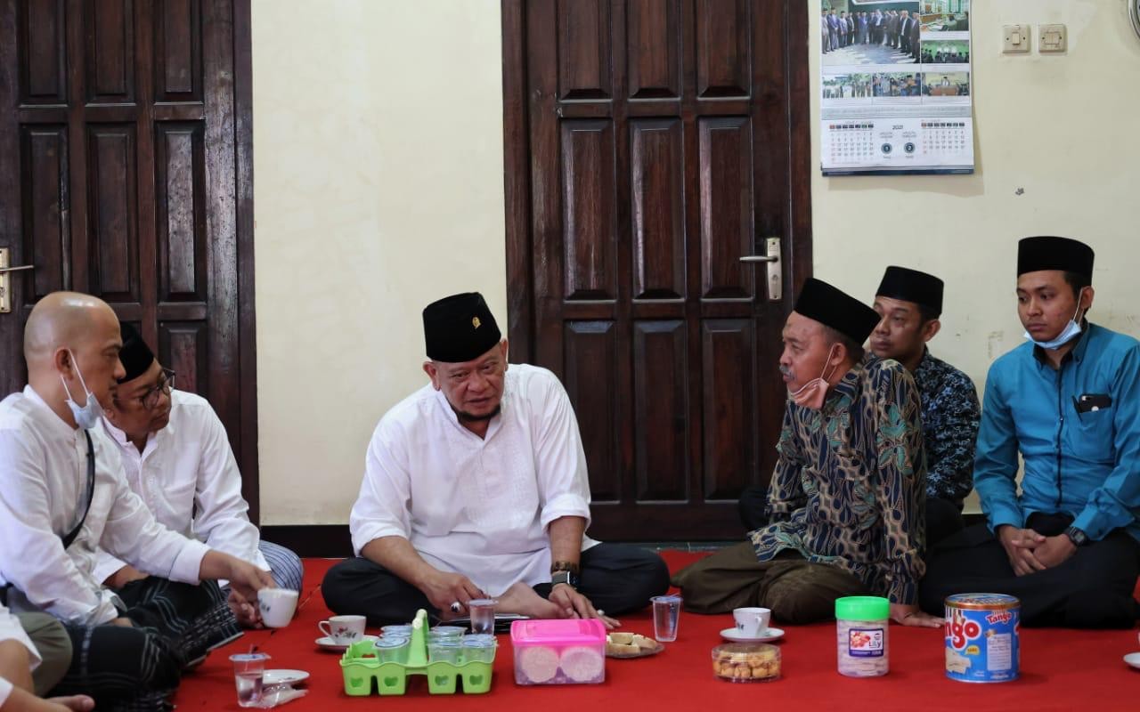 Di Ponpes Darul Ulum Rejomulyo, LaNyalla Kunjungi Kyai Gandung
