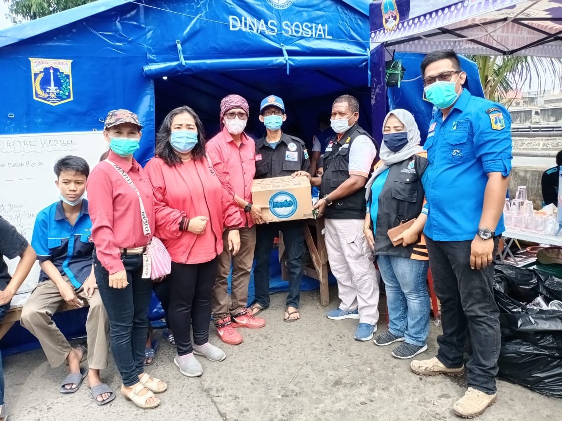 Peduli Korban Kebakaran, Ranting PDIP Pademangan Timur Serahkan Bantuan