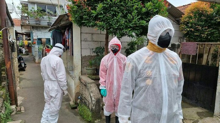 Kritis, Wakapolres Jaksel Bantu Evakuasi Warga Jagakarsa yang Positif Covid-19