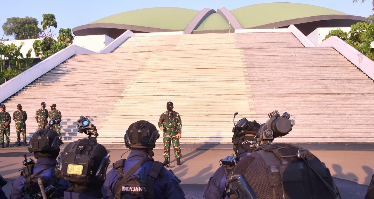 Irjen TNI Tinjau Latihan Prajurit Satgultor TNI di Gedung DPR MPR RI
