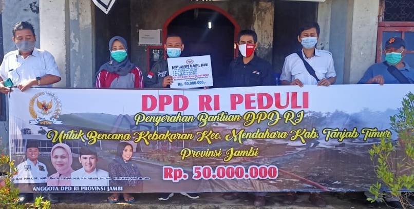 Empat Senator Jambi Salurkan Bantuan Kebakaran di Desa Mendahara Jambi