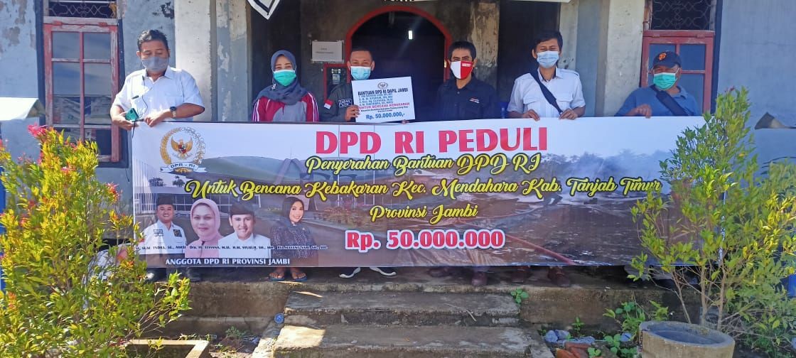 Empat Senator Jambi Salurkan Bantuan Kebakaran di Desa Mendahara Jambi