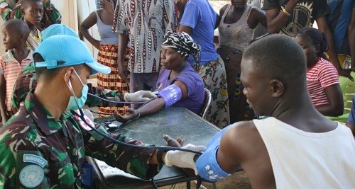 Di Afrika, TNI Gelar Pelayanan Kesehatan dan Bagi-bagi Masker Gratis