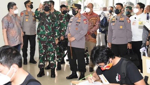 Tinjau Dua Sentra Vaksinasi di Jakarta, Panglima TNI : Ucapkan Terima Kasih
