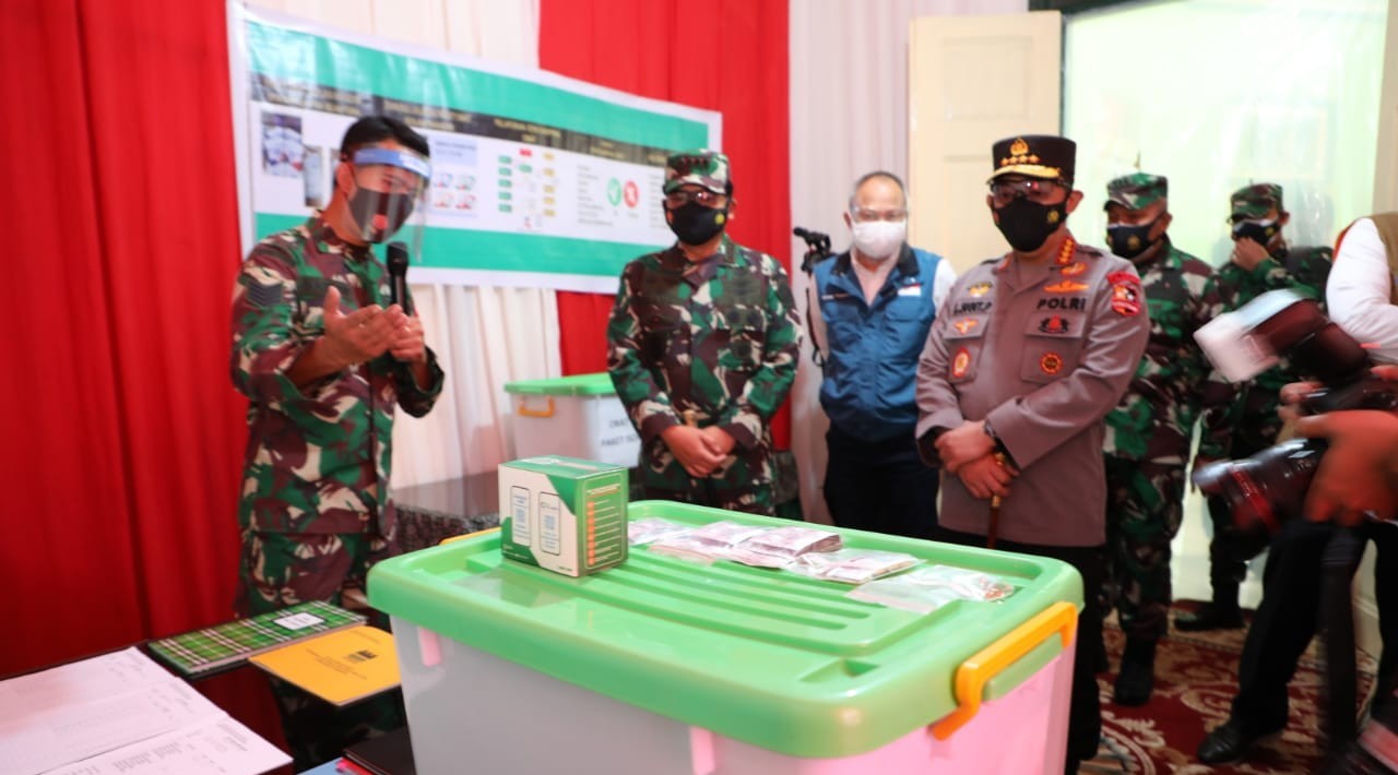 Bersama Kapolri, Panglima TNI Pastikan Obat Bantuan Pemerintah Terdistribusi