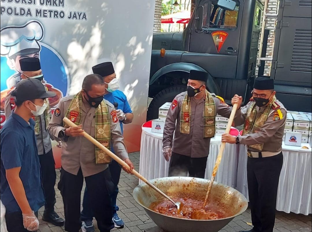 Gandeng Restoran Padang, Polda Metro Bagikan Delapan Ton Rendang Sore Ini