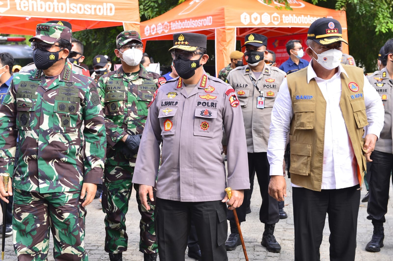 Kunjungi Sejumlah Lokasi di Jakarta, Kapolri dan Panglima TNI Salurkan Bansos dan Sosialisasikan Vaksinasi
