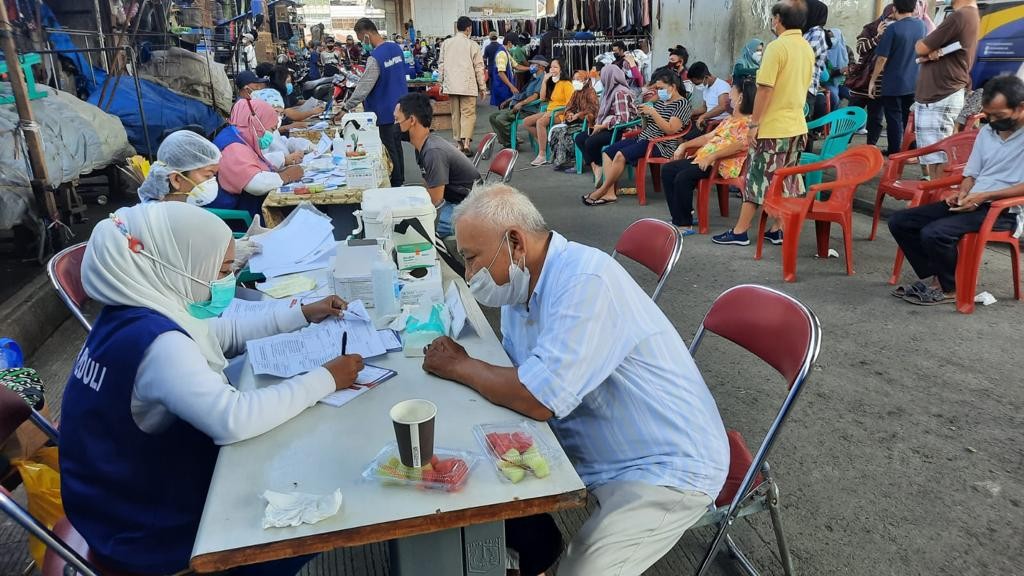 Pedagang Pasar Antusias Ikuti Vaksinasi Keliling NasDem di Kolong Fly Over Kebayoran Lama