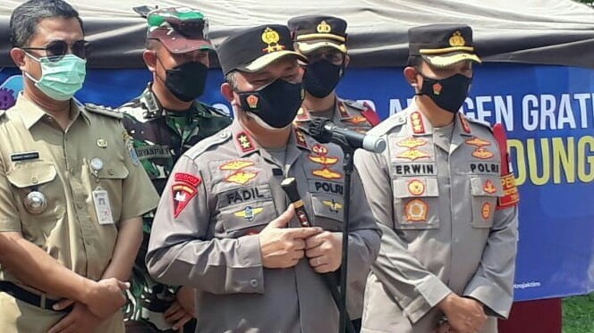 Ini Janji Kapolda Metro Saat Serahkan Ratusan Tabung Oksigen ke Anies Baswedan