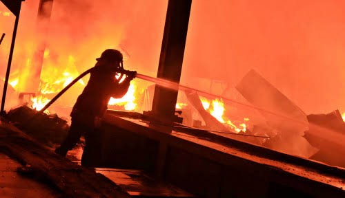 Kebakaran Lapak di Kalideres, 15 Unit Damkar Dikerahkan
