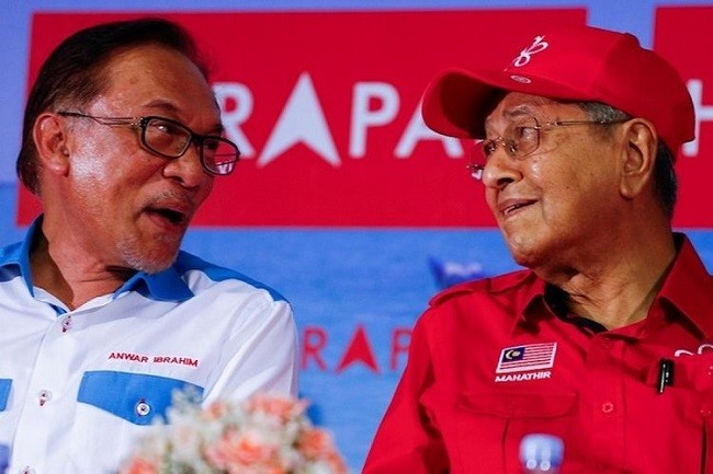 Mahathir Mohamad dan Anwar Ibrahim Desak PM Malaysia Lengser